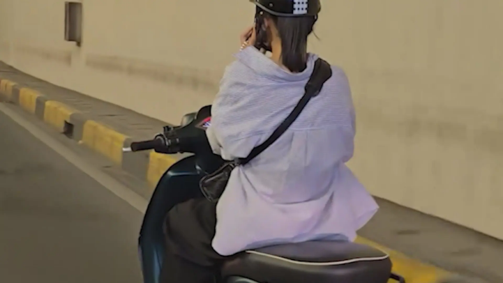 Xử phạt người phụ nữ sử dụng điện thoại khi lái xe